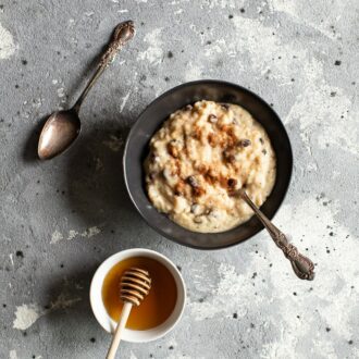 rice pudding with rasins and honey